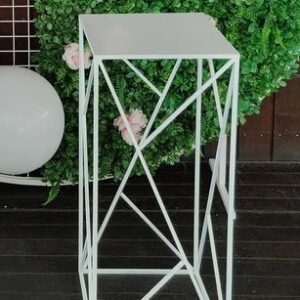 White cake stands