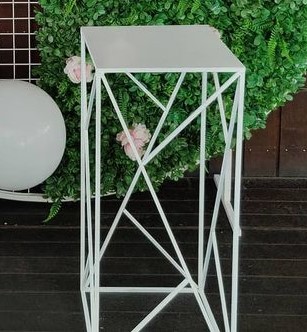 White cake stands