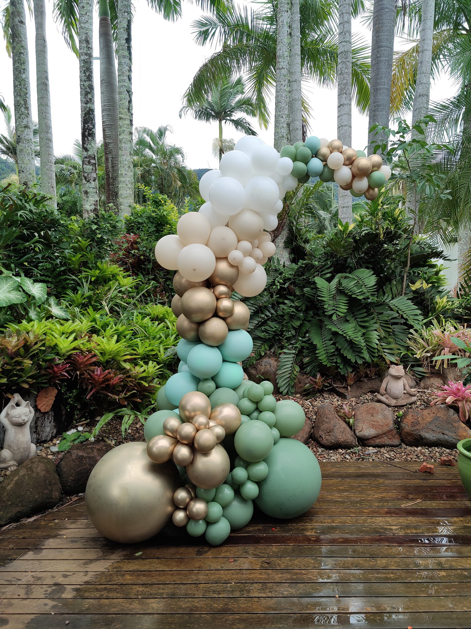 Garland stand Gift Basket Cairns